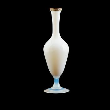 VAS, opalinglas, Sèvres, France, förgyllt silverbeslag, 1900-talets andra hälft.