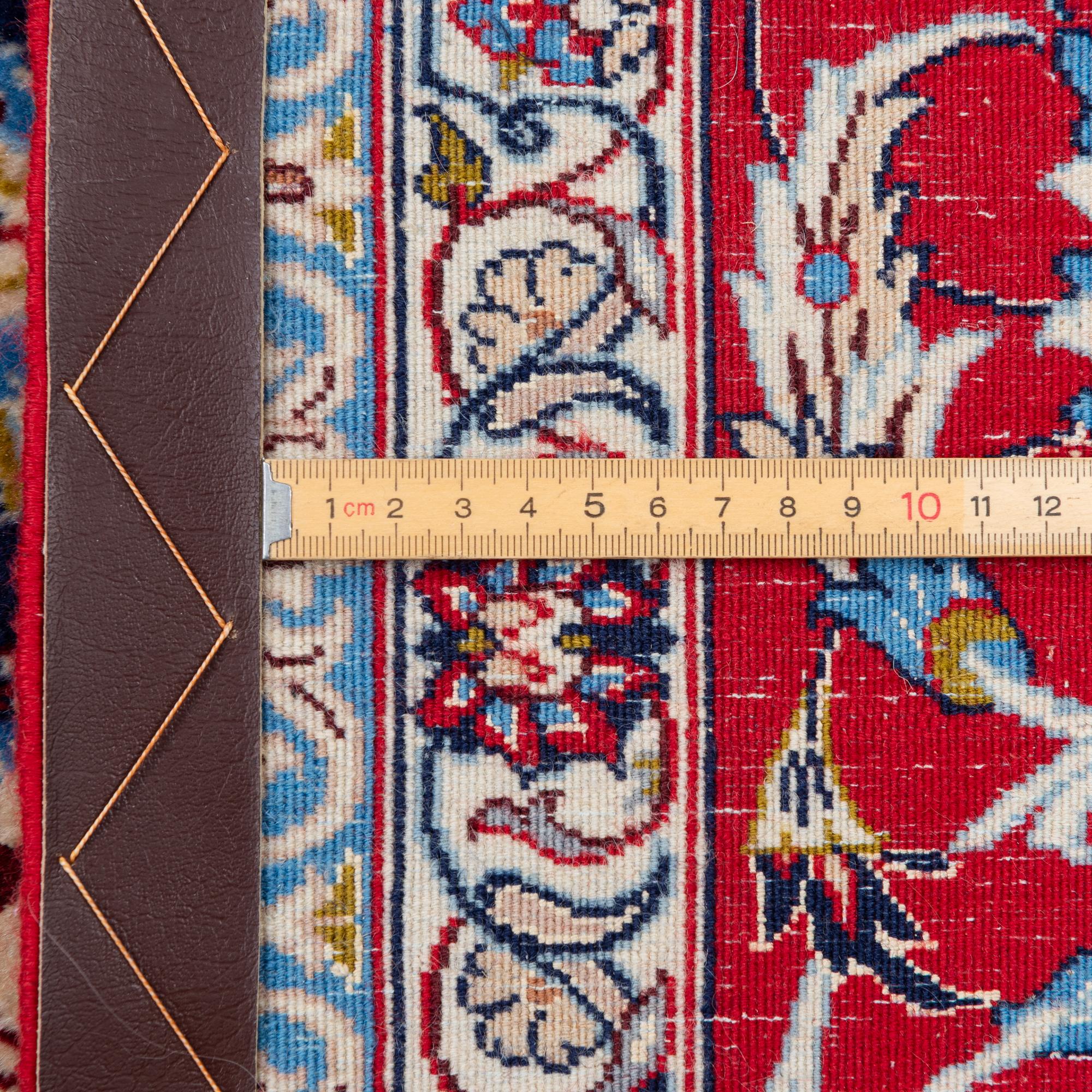 Carpet Isfahan, approx. 241 x 155 cm.