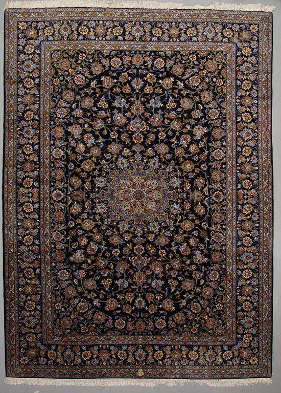 A CARPET, so called Royal Kashan, signerad Isfahanian, ca 413 x 303.