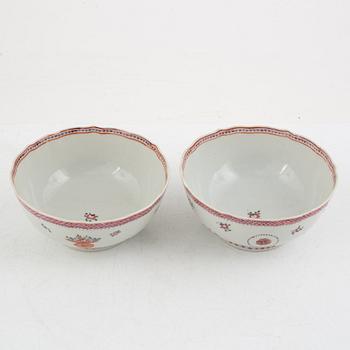 A par of Chinese famille rose porcelain bowls, Qing dynasty, Qianlong (1736-95).