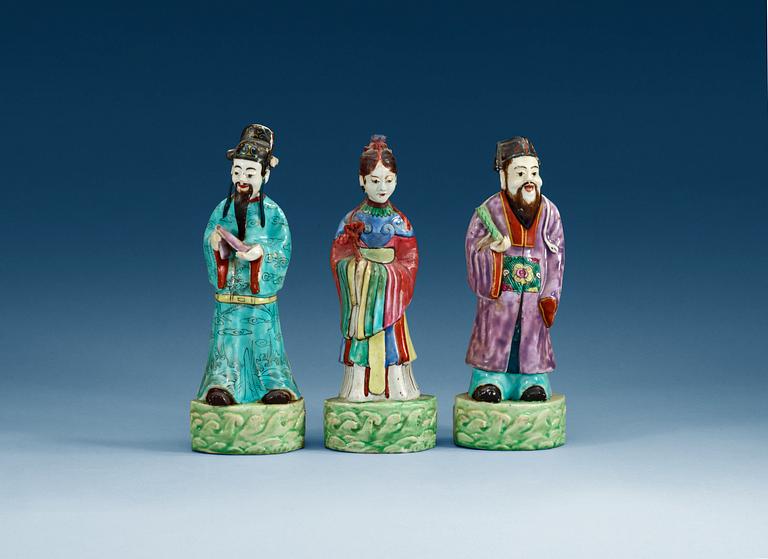 FIGURINER, tre stycken, kompaniporslin. Qing dynastin, omkring år 1800.