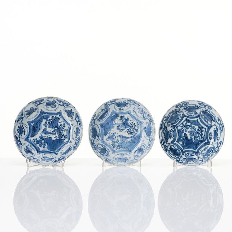A group of 12 blue and white dishes, Ming dynasty, Wanli (1572-1620).
