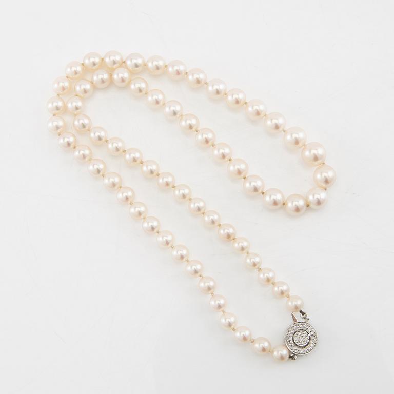 Necklace of cultured pearls, clasp 18K white gold with diamonds.