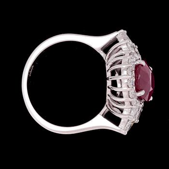 RING, oval fasettslipad rubin, 4.20 ct, med dropp- och briljantslipade diamanter, tot. 1.40 ct.