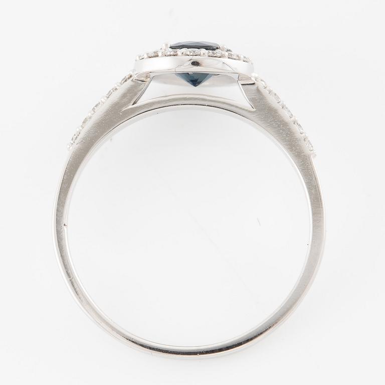 Ring in 14K white gold with a sapphire and brilliant-cut diamonds.