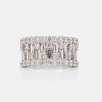 1112. A baguette- and brilliant-cut diamond, ca 3.60 cts, ring.