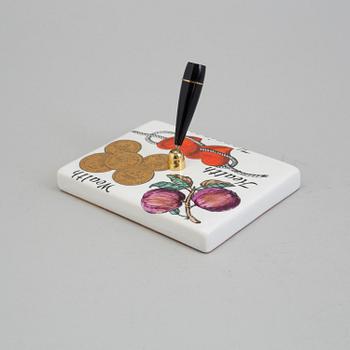 PIERO FORNASETTI, "Wealth Health Happiness", penholder. Signerat Fornasetti Milano Made in Italy.
