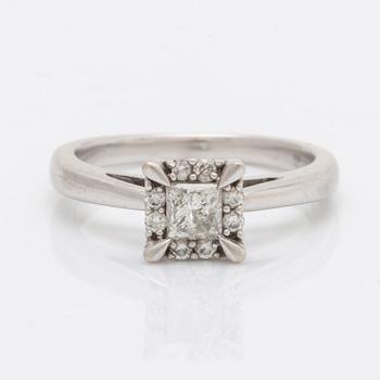 Ring 14K whitegold 1 princess-cut and brilliant-cut diamonds approx 0,30 ct in total.