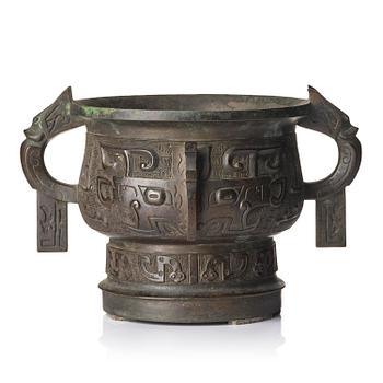 1062. An archaistic bronze vessel, Qing dynasty 18th/19th century.