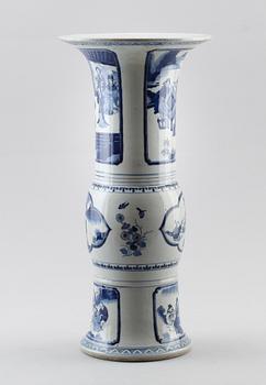 TRUMPETVAS, porslin, Kina, sannolikt 1900-tal.