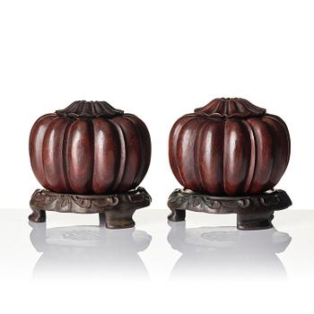 Weiqiaskar med lock, ett par, hardwood. Kina, troligen Republik.