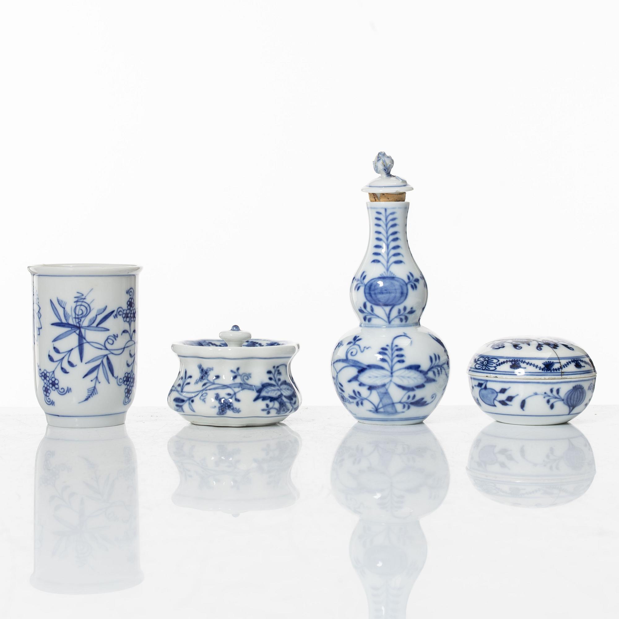 Meissen, a set of nineteen porcelain parts, 'Zwiebelmuster/Blue Onion', Germany.