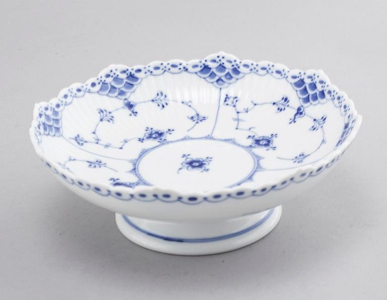 A porcelain tableware set of 69 pcs, "Musselmalet" by Royal Copenhagen, second half of the 20th century.