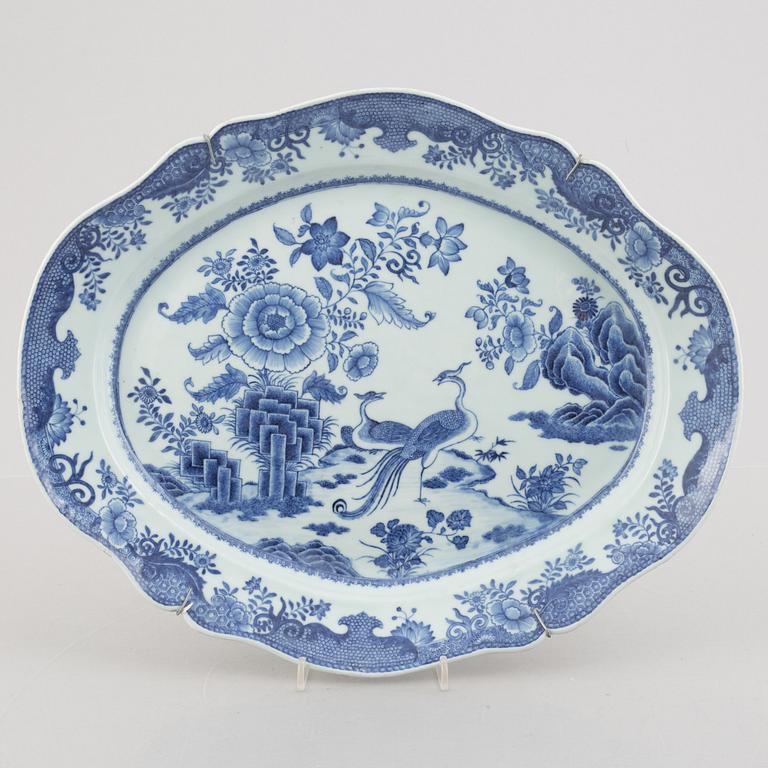 A Chinese export porcelain charger, Qing dynasty, Qianlong (1736-95).