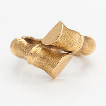 An 18K gold ring.