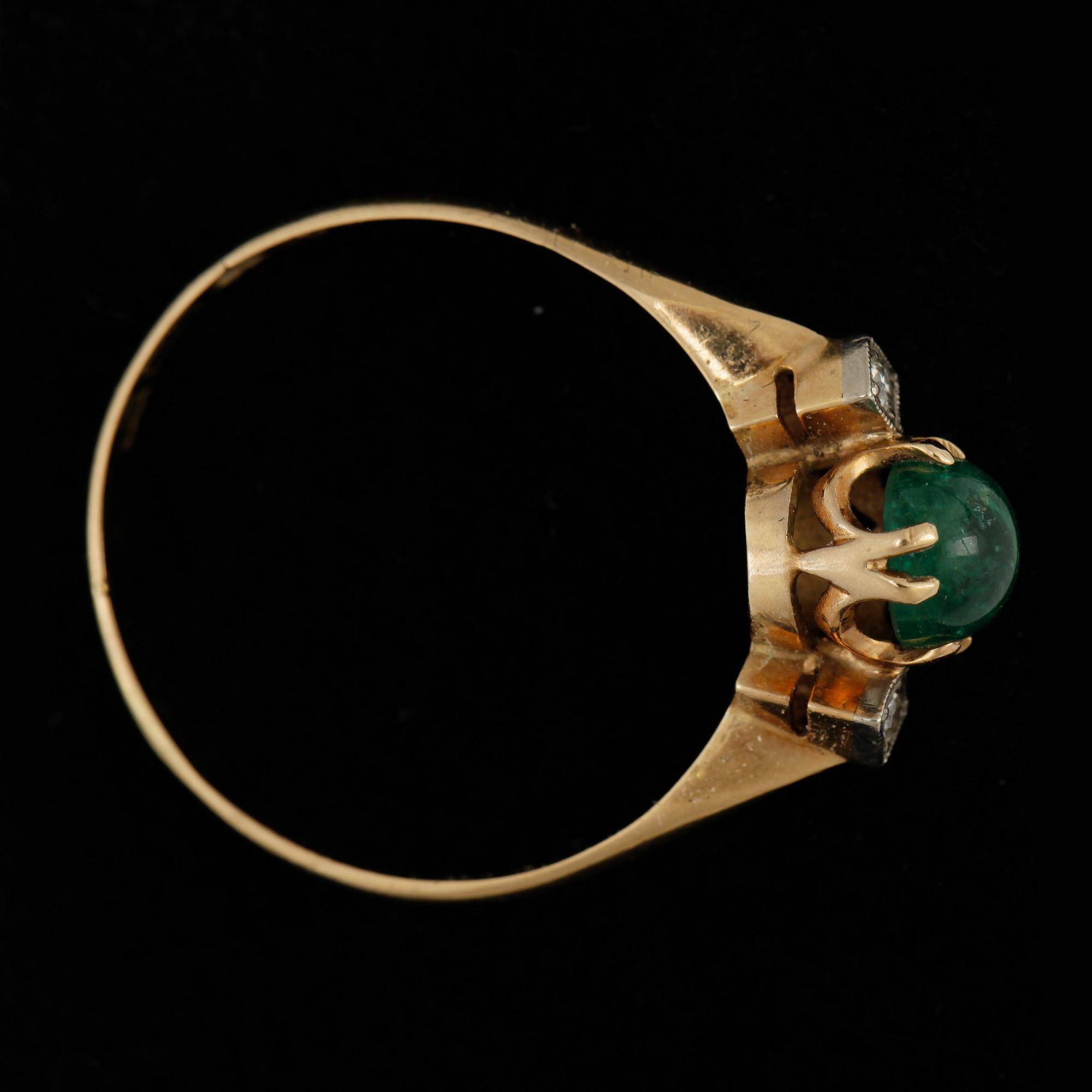 RING, art deco, 18k guld med smaragd och två små diamanter. Vikt ca 1,9 gram.