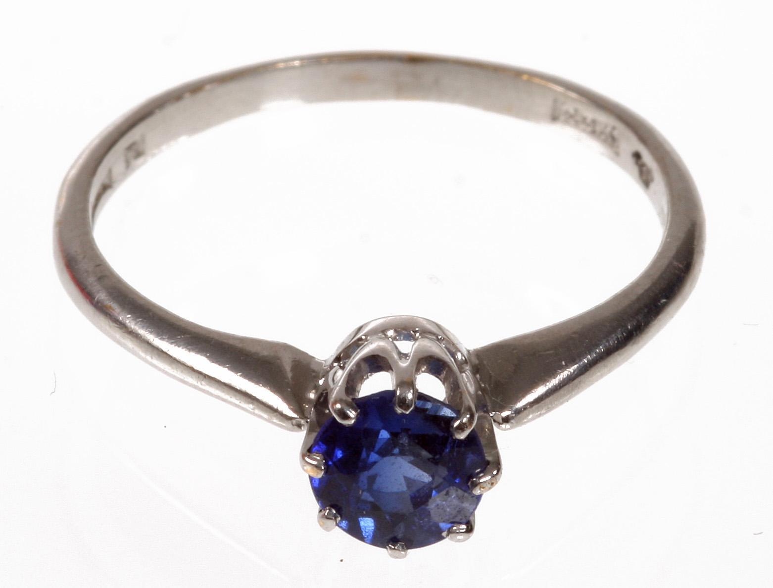 RING, vitguld 23 k, med safir.
