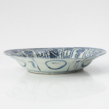 A blue and white porcelain dish, Ming dynasty, Wanli (1672-1620).