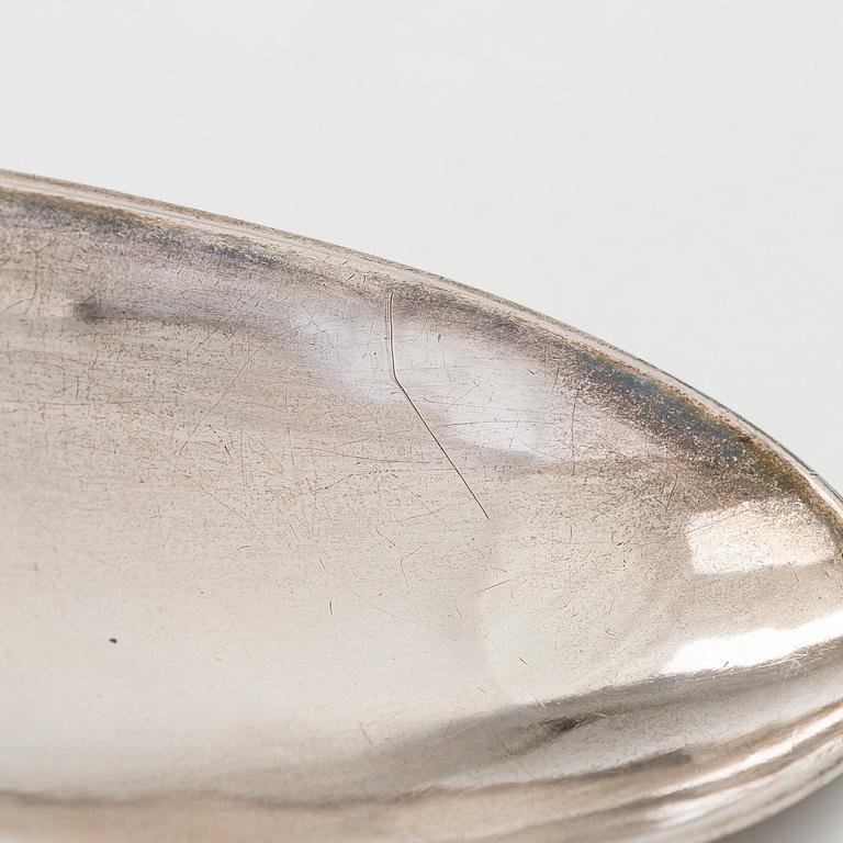 Friedrich Heinrich Klinck, tarjoilulusikka, hopea, Tukholma 1740.