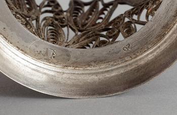 TEGLASHÅLLARE och SKÅL, silver, sannolikt Mellanöstern området, tidigt 1900-tal. Tot vikt 338 gram.