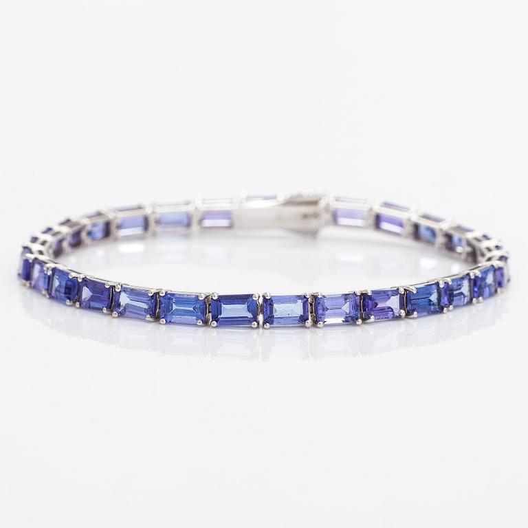 A 14K white gold bracelet with tanzanites. With Gemological center certificate.
