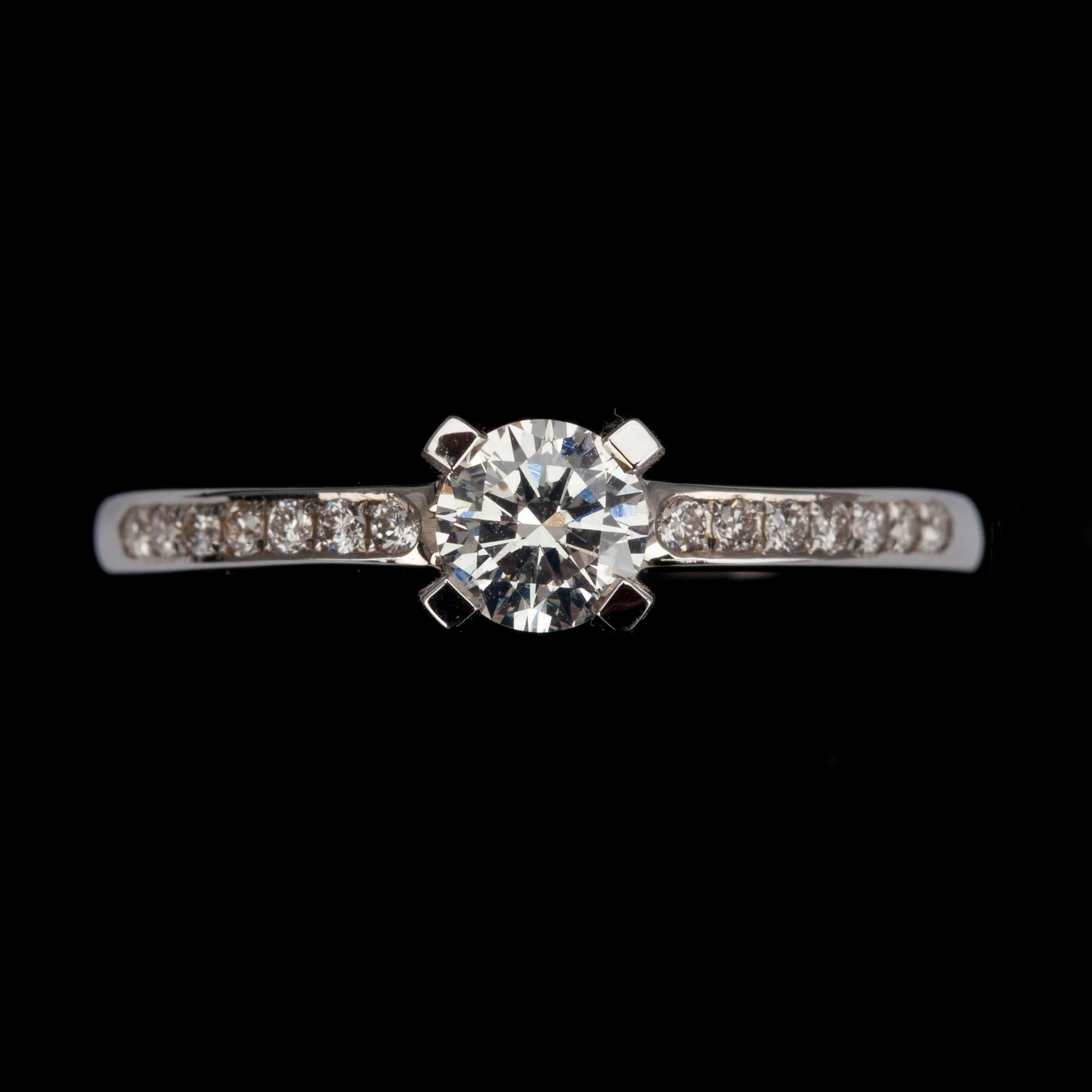 RING, vitguld 14K, briljantslipade diamanter, mittsten 0,39 ct + 0,11 ct. Vikt 2,3 g.