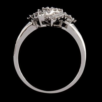 RING, 18k vitguld med briljant och baguettslipade diamanter,0.48 ct. Vikt 2,2 g.