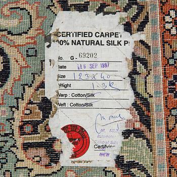 Mattor, 2 st snarlika, silke på bomullsvarp, Kashmir. Ca 119 x 39 cm och ca 123 x 40 cm.