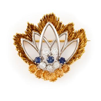 501. W.A. Bolin brosch 18K guld med runda briljantslipade diamanter och safirer.