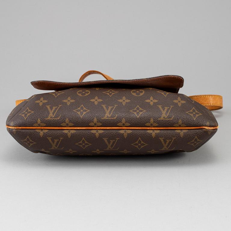 LOUIS VUITTON, a monogram canvas 'Musette' bag.
