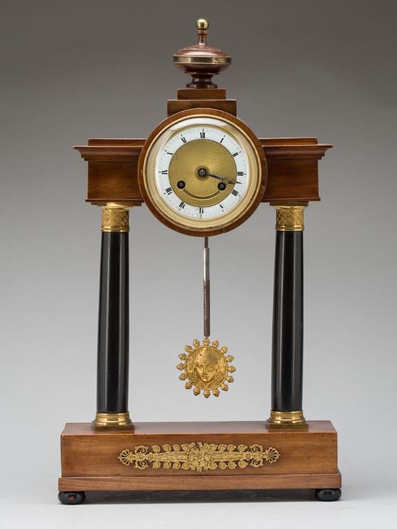 BORDSPENDYL. Urtavla märkt "Kristensen? Kiobenhavn". Empire,1800-talets första del.