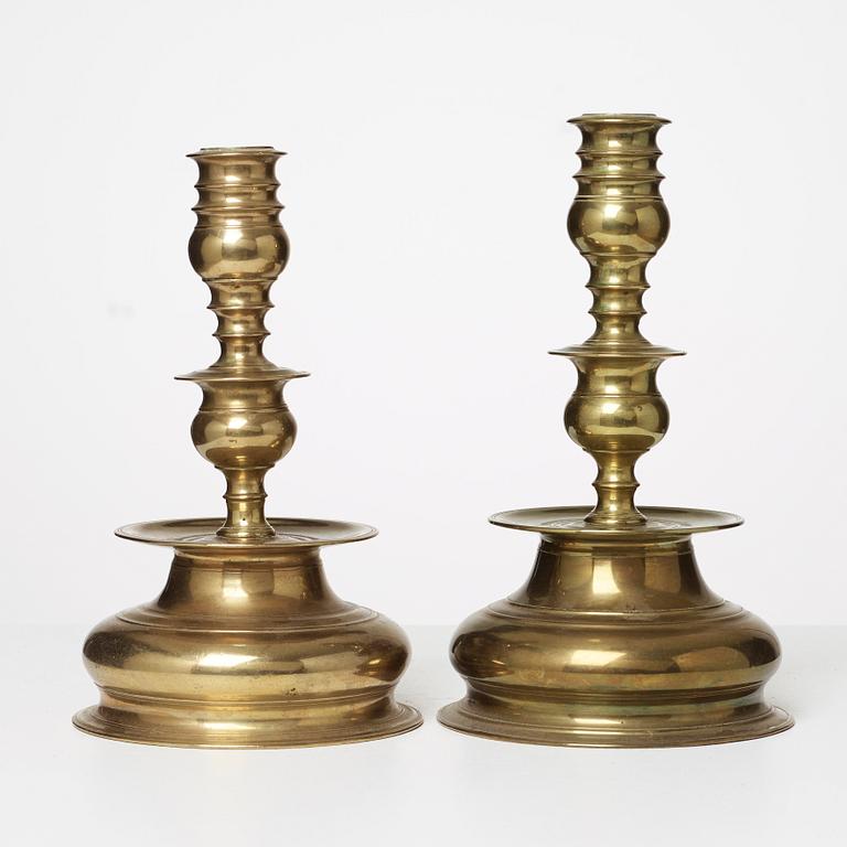 LJUSSTAKAR, 2 snarlika, mässing, barock resp barockstil, 1600-tal resp sekelskiftet 1900.
