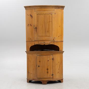 Corner cabinet, 18th/19th century.