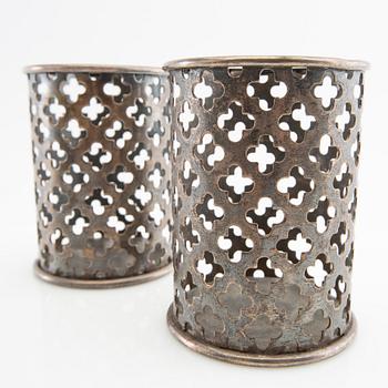 Firma Svenskt Tenn, flaskställ ett par av vitmetall modell nr 2562, samt fat av tenn, Stockholm 1900-talets andra hälft.