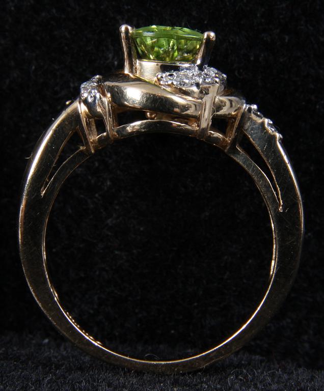 RING, 14 K guld, briljanter samt syntetisk sten.