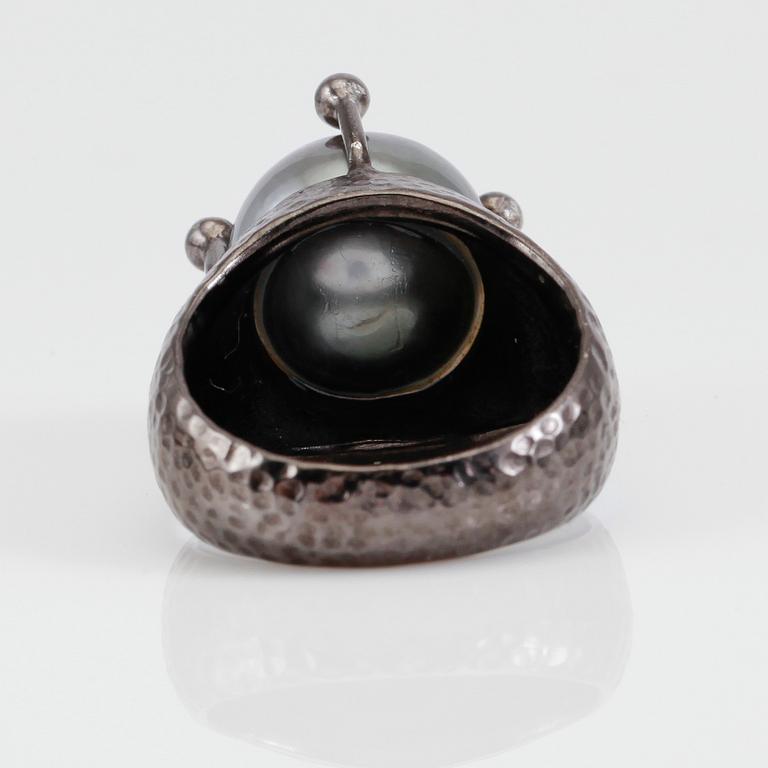 RING, svärtat silver, thaitipärla samt diamanter.
