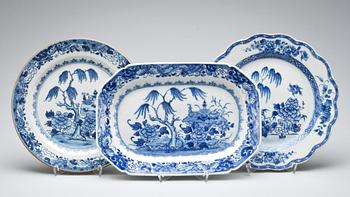 STEKFAT och TALLRIKAR, 3 delar, kompaniporslin. Kina, Qianlong (1736-95).