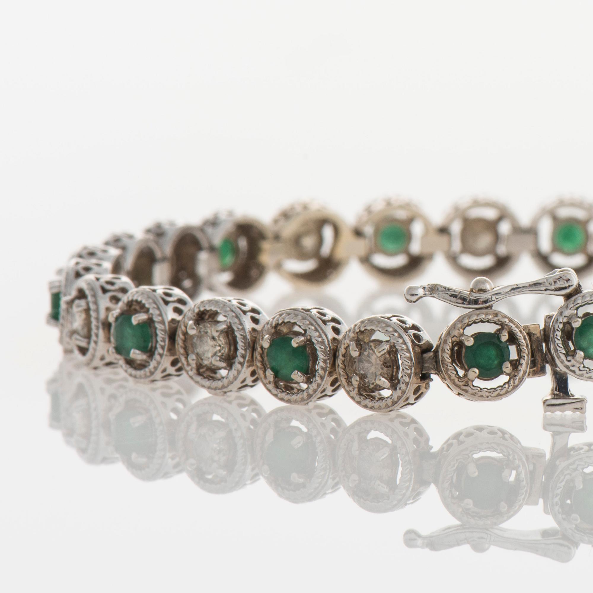 ARMBAND, 14K vitguld, 13 st diamanter, 14 st smaragder. Vikt 13,3 g.