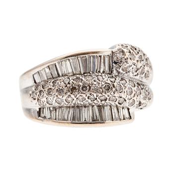 357. A RING, 18K white gold. Brilliant- and baguette cut diamonds c. 1.40 ct. Size 16+. Weight 8,4 g.