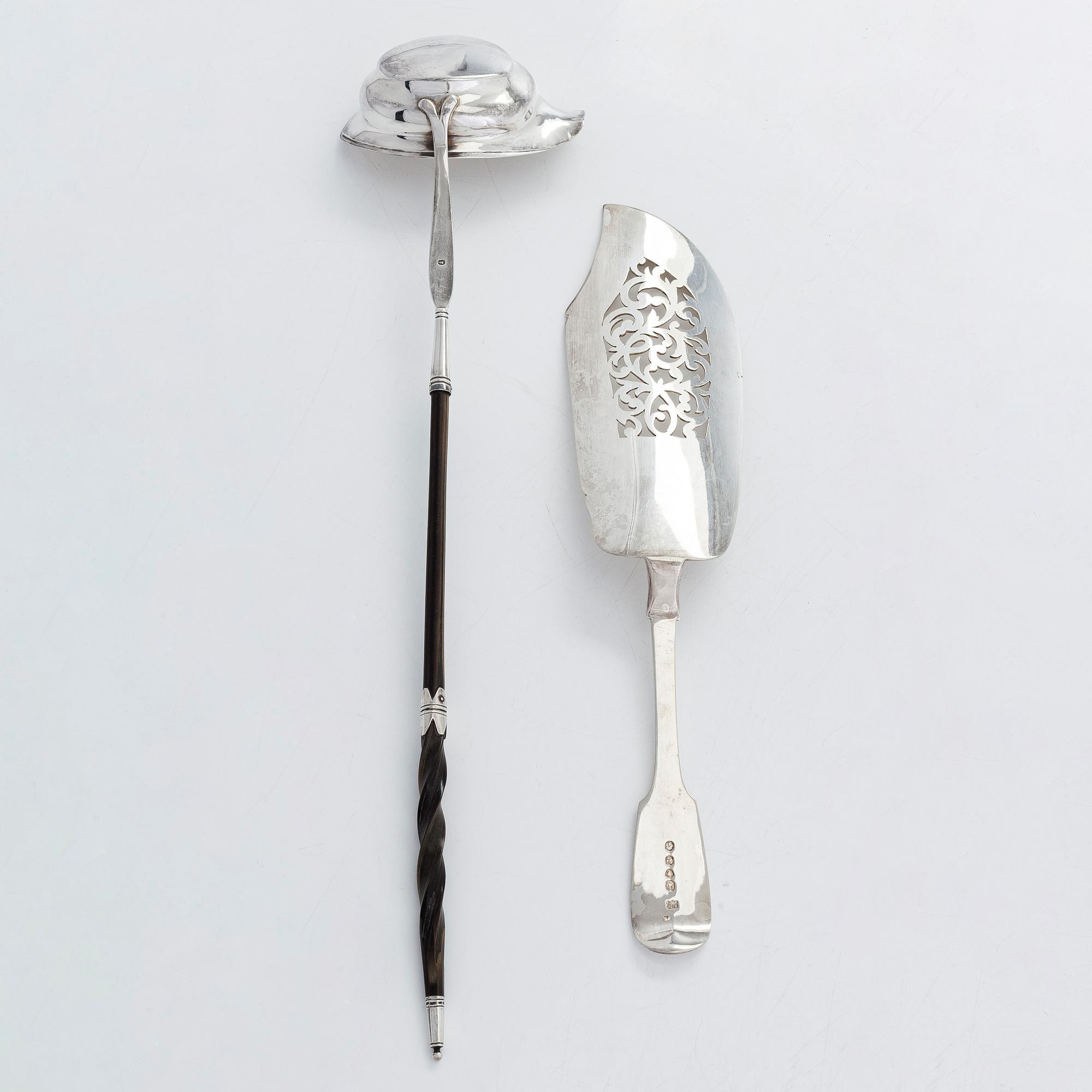 Solomon Hougham, bålslev, London 1805, och Samuel Hayne & Dudley Cater, fiskspade, London 1846, sterling silver.