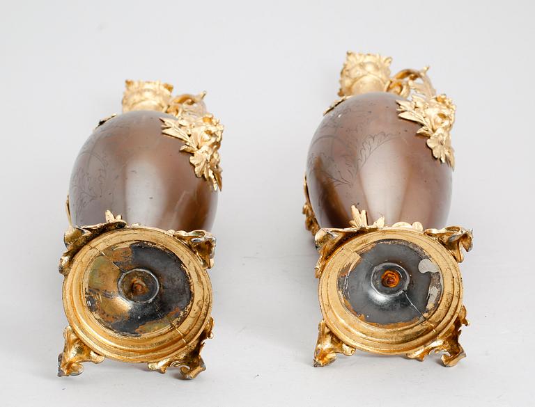 VASER, 1 par, förgylld och patinerad metall, rokokostil, sekelskiftet 1900.