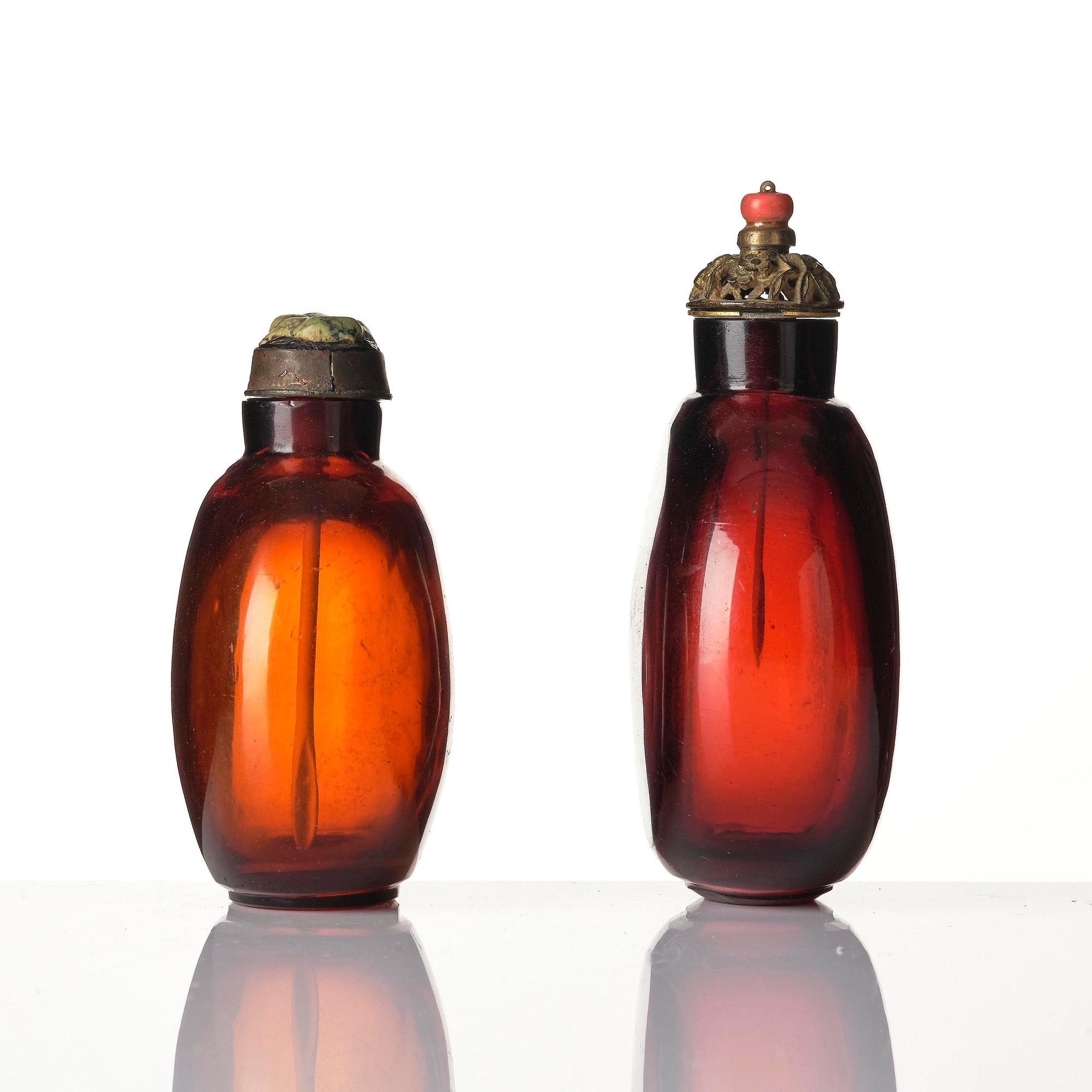 A set of two large glass snuff bottles, late Qing dynasty, circa 1900.
