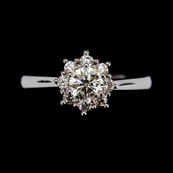 RING, vitguld 18K, briljantslipade diamanter, mittsten 0,46 ct, sidostenar tot. 0,29 ct. Intyg 212.