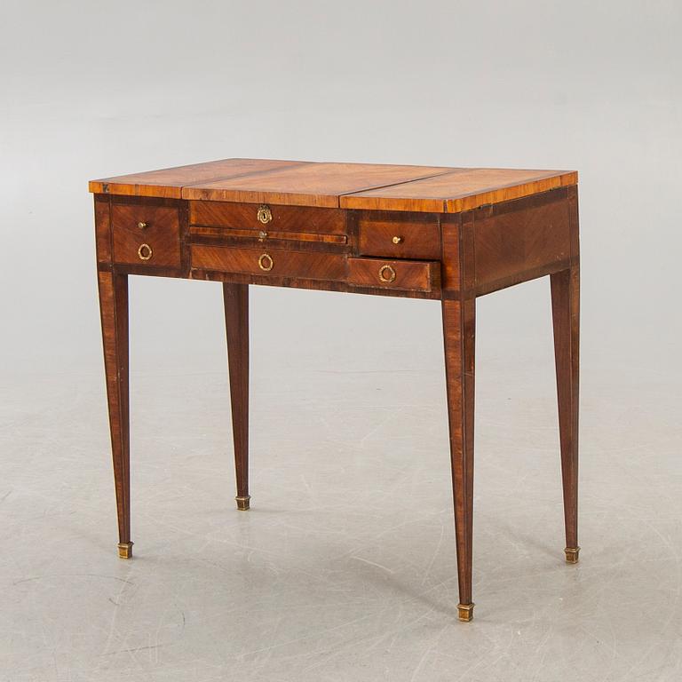 A Louis XVI dressing table around 1800.