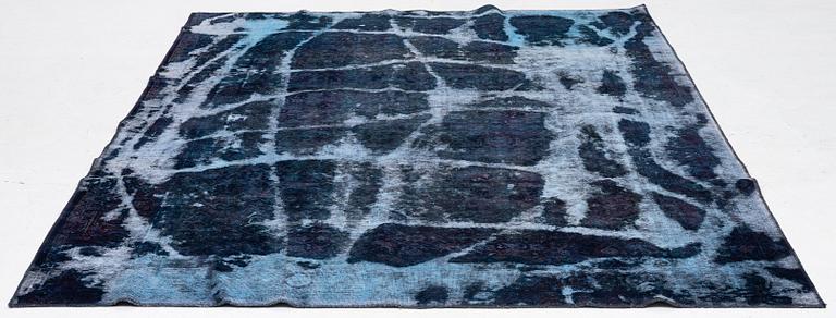 A Vintage Design carpet, approx. 306 x 229 cm, contemporary.