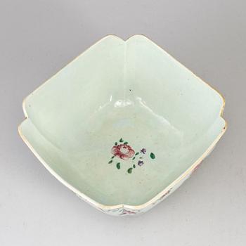 A famille rose serving bowl/saladiere, Qing dynasty, Qianlong (1736-95).