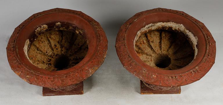 TRÄDGÅRDSURNOR, 1 par, gjutjärn, 1800-tal.