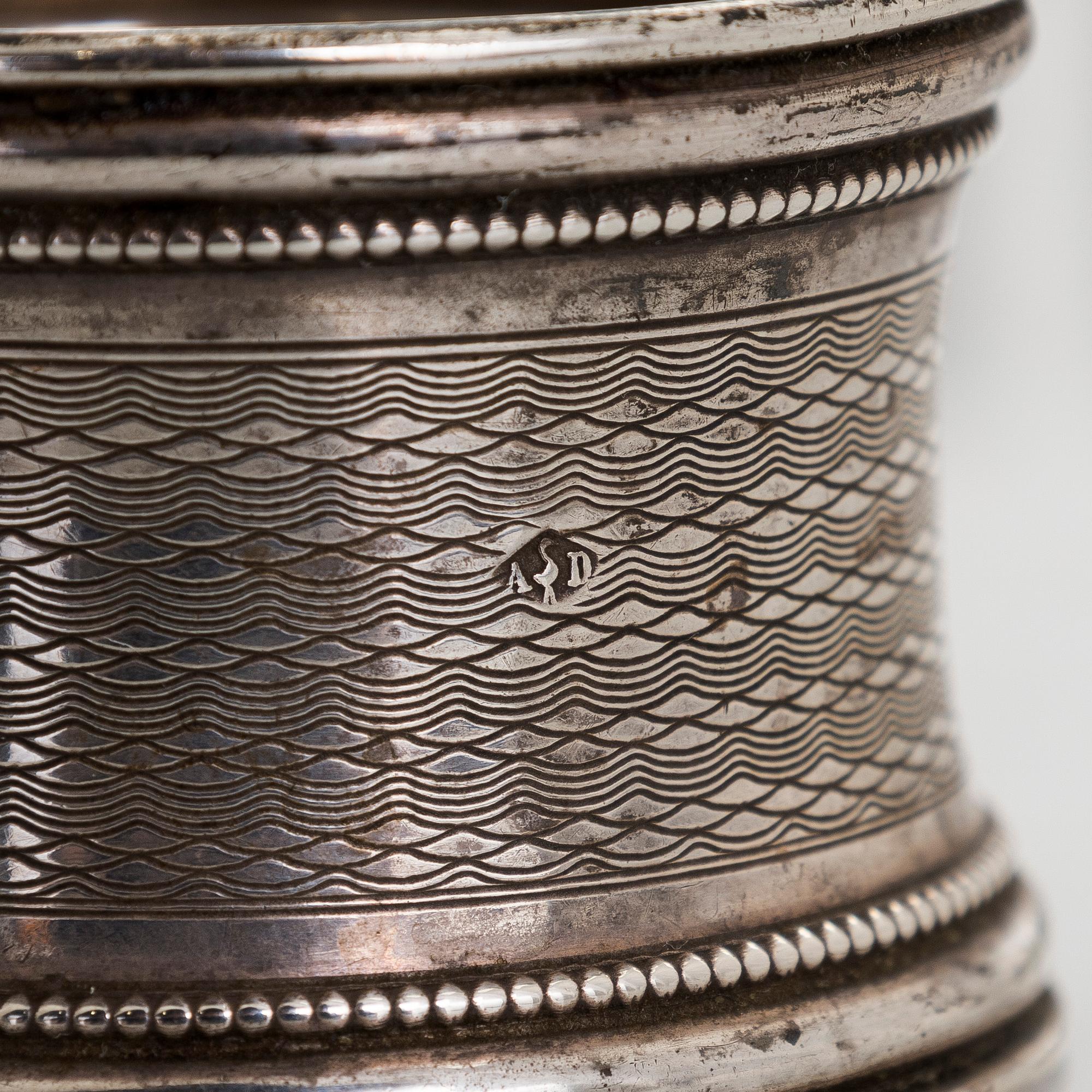 Napkin rings, 6 pcs, a pair of salt shakers, and salt cellars, silver and glass, including English and Finnish marks.