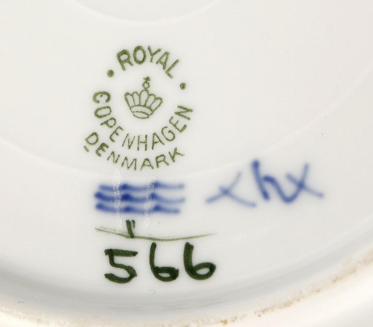 MATSERVIS, 57 delar, porslin, "Musselmalet", blond och helblond, Royal Copenhagen.