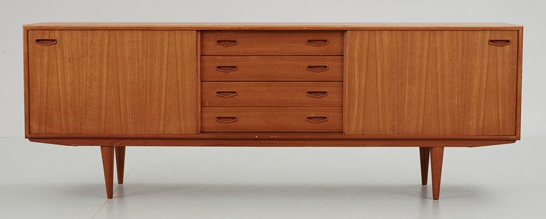 SIDEBOARD. Clausen & Son. Danmark. 1900-talets tredje kvartal.